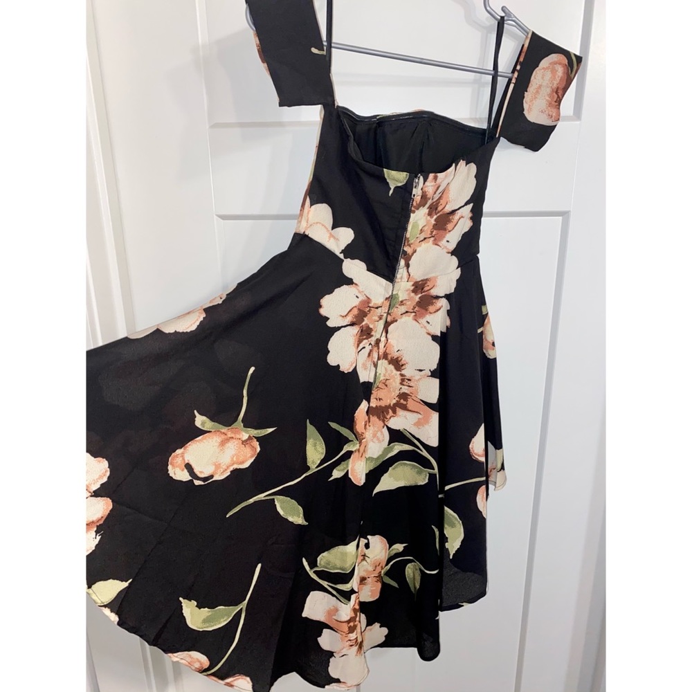 XS Selfie Leslie Floral Romper - Picture 9 of 11